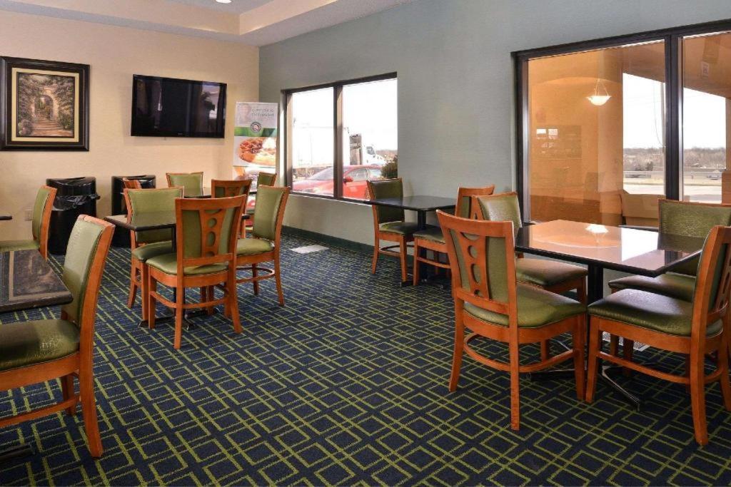 Quality Inn & Suites Jefferson City Exterior photo