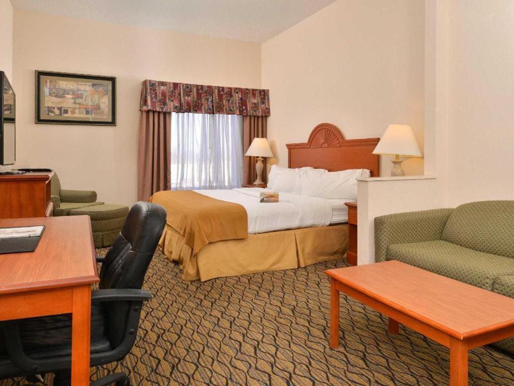 Quality Inn & Suites Jefferson City Exterior photo