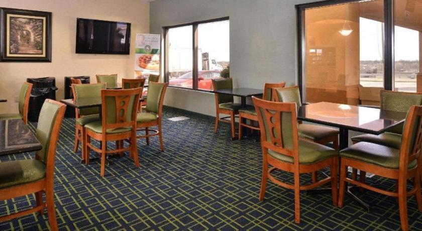 Quality Inn & Suites Jefferson City Exterior photo