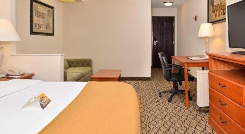 Quality Inn & Suites Jefferson City Exterior photo