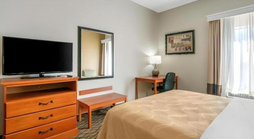Quality Inn & Suites Jefferson City Exterior photo