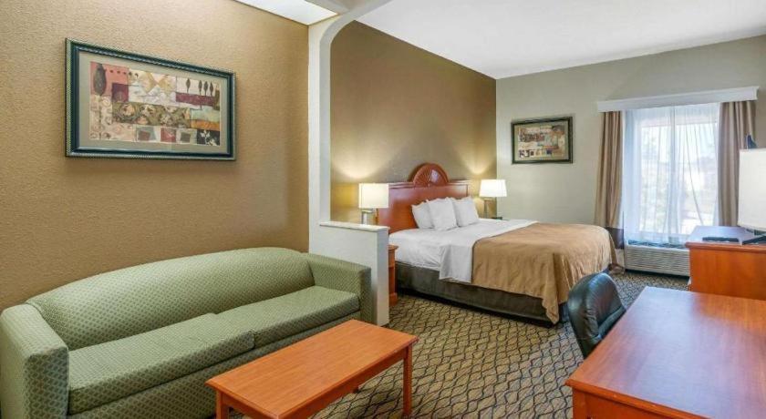 Quality Inn & Suites Jefferson City Exterior photo