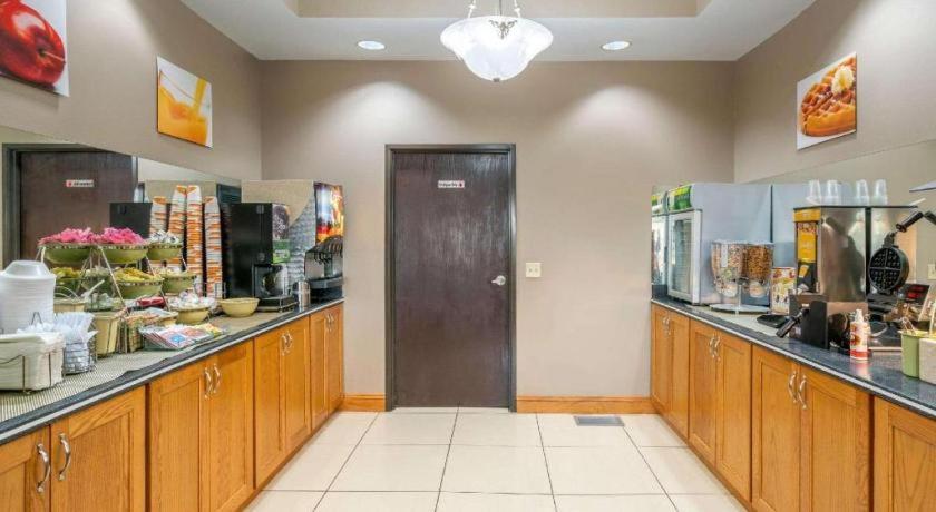 Quality Inn & Suites Jefferson City Exterior photo