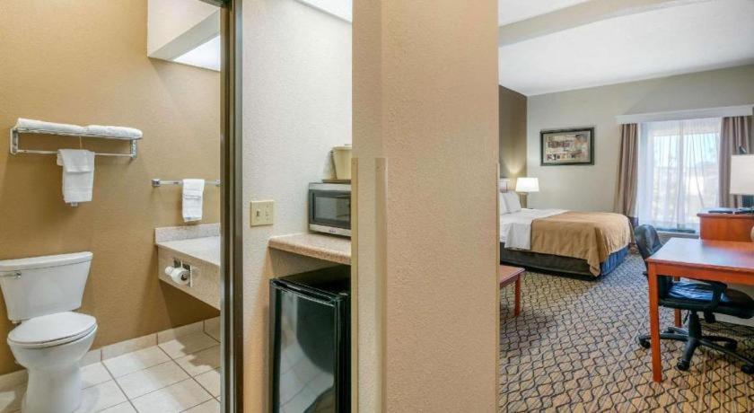 Quality Inn & Suites Jefferson City Exterior photo